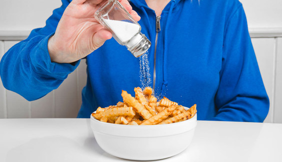 Ăn nhiều muối gây ra cái chết của 4,1 triệu người, hãy “nhẹ tay” khi nêm thức ăn | Hội Thấp khớp học TP.HCM