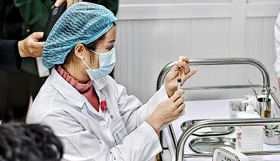 COVID-19: Việt Nam bắt đầu tiêm mũi 2 vaccine Nanocovax
